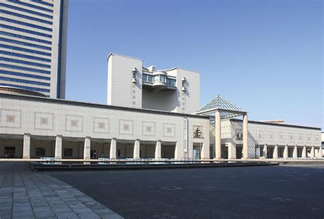 横浜美術館 駐車場 - アートと車輪の交差点